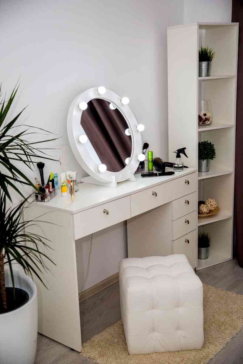 Столик в спальню с зеркалом и подсветкой. Макияжный столик Оливер. Трельяж икеа. Туалетный столик с зеркалом. Туалетный столик с зеркалом и подсветкой.