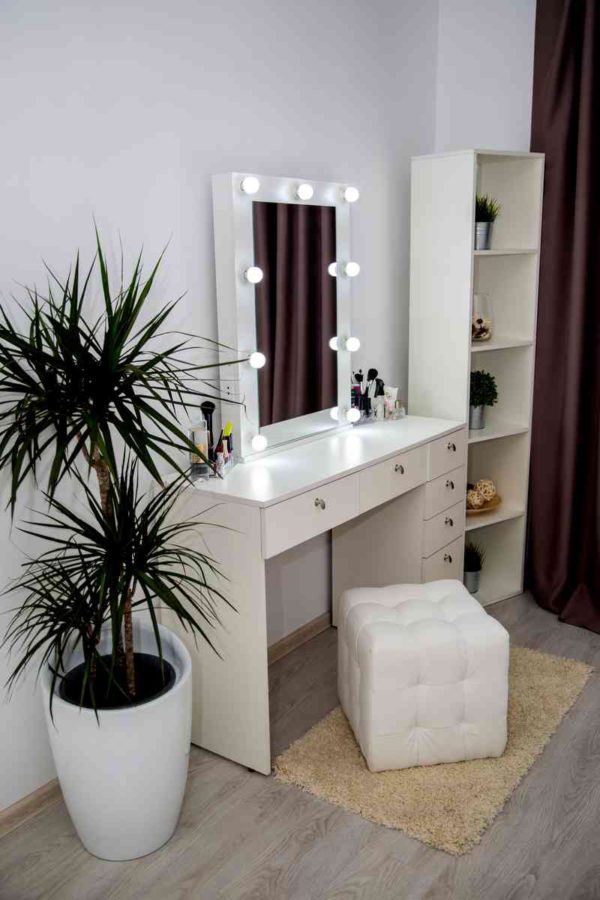 Гримерный туалетный столик с рамным зеркалом и лампами