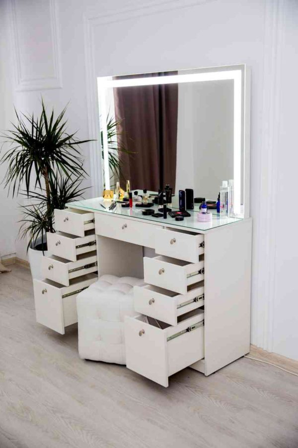 Столик для макияжа с диодным зеркалом на всю ширину
