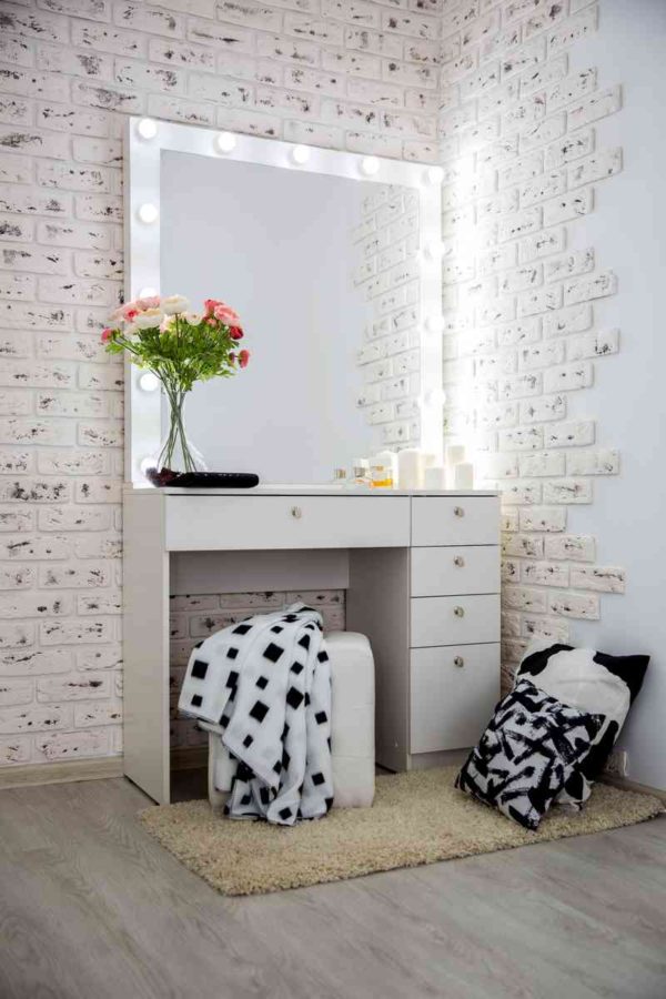 Вместительный и стильным туалетный столик с зеркалом